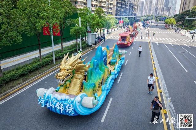 武汉街头，蒜鸟、悟空都来了
