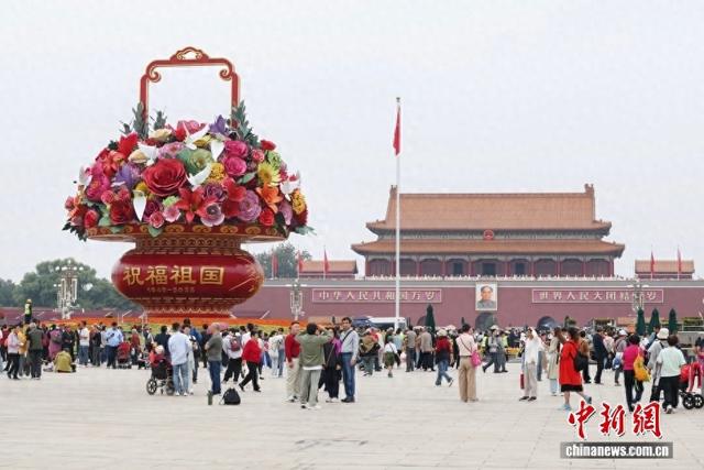 天安门广场“祝福祖国”巨型花篮吸引民众