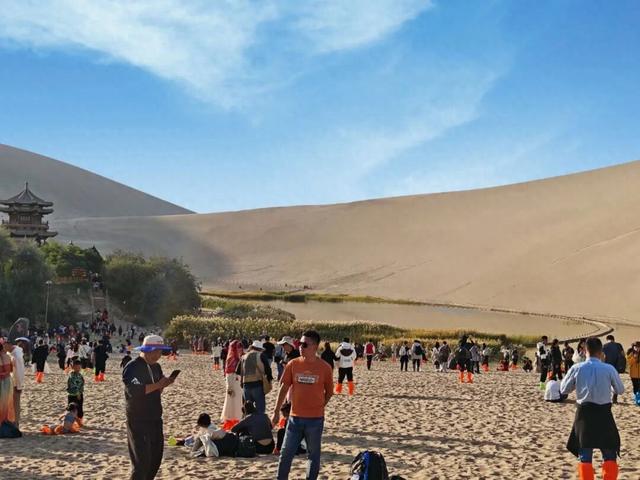 双节同庆，欢乐满溢！鸣沙山月牙泉再现文旅热潮