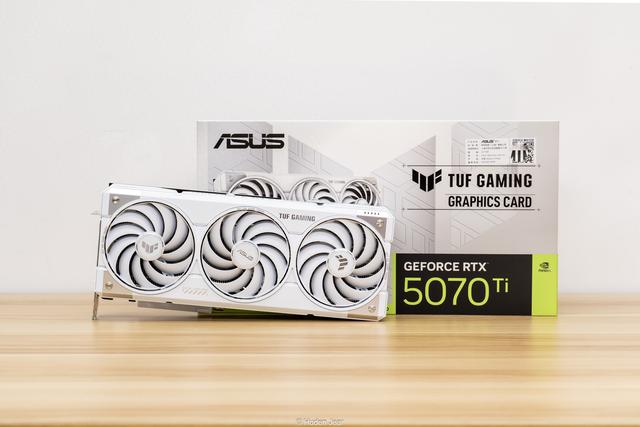 极地坚冰！华硕TUF RTX 5070Ti O16G白色游戏实测
