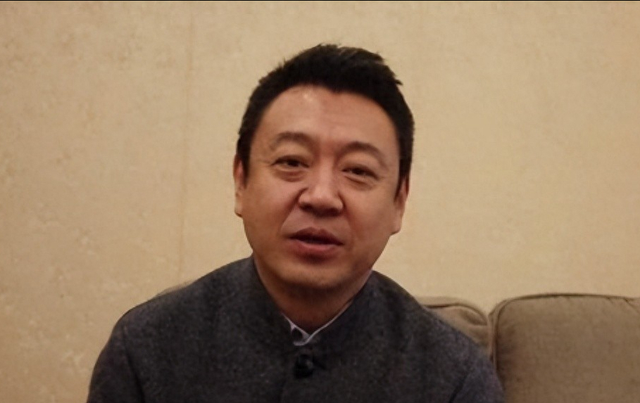 私生活混乱？被传10年换5任妻子，从央视离职的他，如今怎么样了