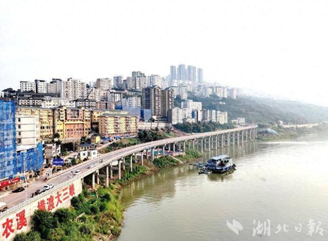 巴东：官渡口镇太矶头大桥化身“水上公路”奇观