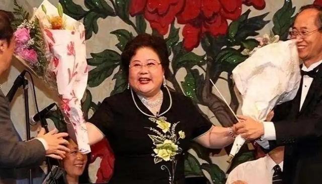 吃里扒外、永不回国？带30名演员留美不归，如今年过花甲归来