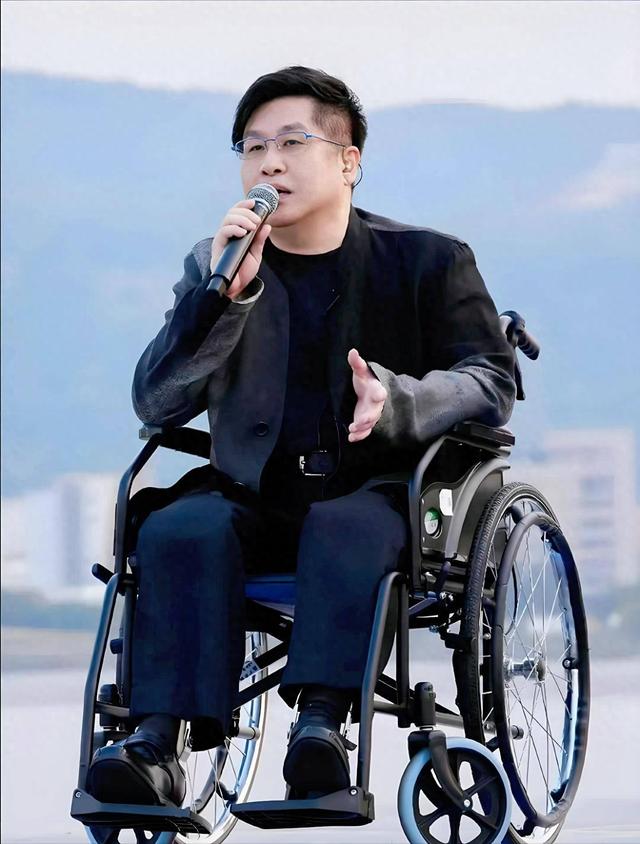 郑智化怒斥事件升级！再点名3个机场，满腹委屈，网友：赶紧退圈