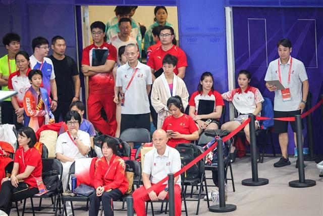 十五运跳水丨全红婵观战女团三米板“神仙打架” 为陈艺文欢呼 因其他选手失误表情丰富