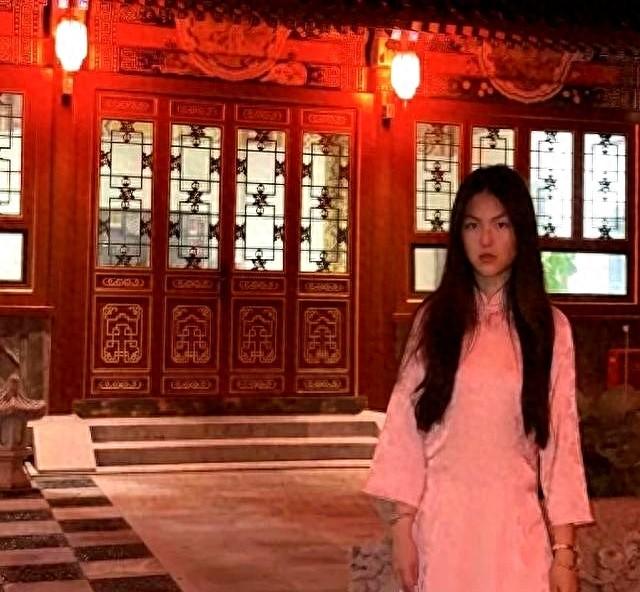 王诗龄大半夜晒北京小院，穿旗袍拍照面无表情，上演“中式恐怖”