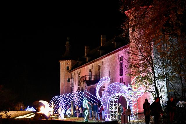 镜观欧洲｜ “光之花园——蓝精灵”主题灯光展在比利时开幕