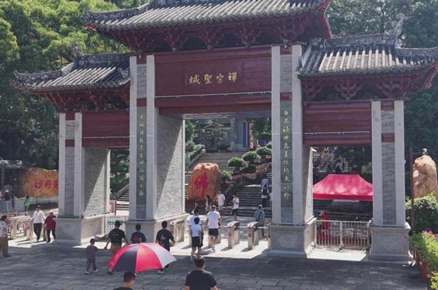 双节旅游客流攀升，云浮六祖故里游人纷至沓来