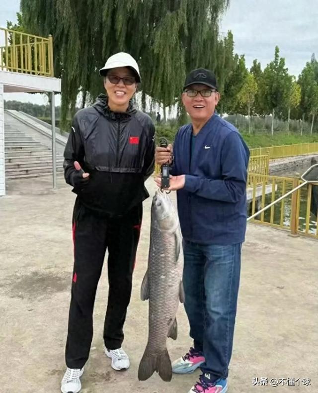 郎平指导北京钓鱼乐，秋高气爽展现生活智慧