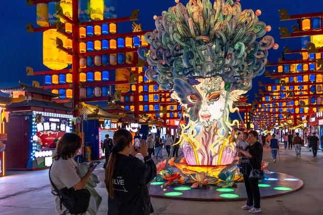 内蒙古乌兰察布：特色街区点亮夜经济