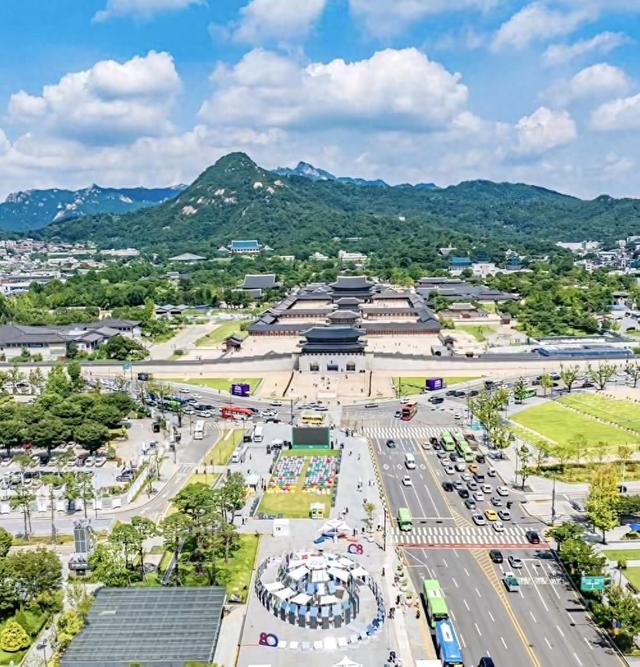 李在明快搬回青瓦台了，那里越看越不对劲，当陵寝是福地