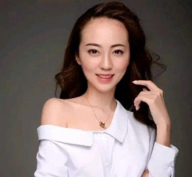 白珊珊和许家印真实关系，难怪能当恒大歌舞团团长