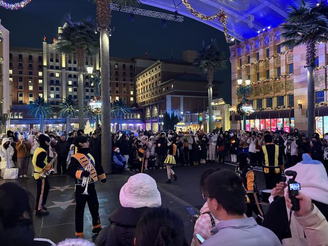 北京环球影城迎初雪，游客纷纷打卡“魔法世界”