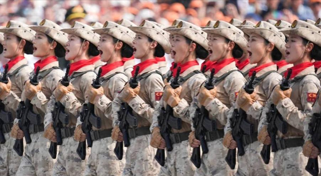 女兵领队王媛顺利归家！生3胎仍少女，老公晒合影，生活照太漂亮
