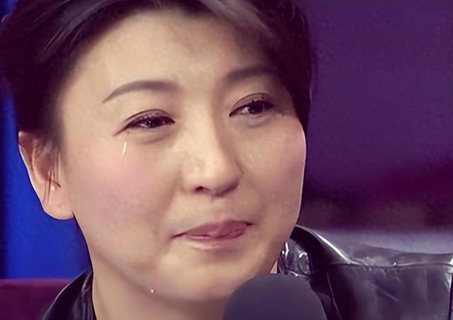 风向变了？央媒公开点名闫学晶，文案信息量大	，32岁儿子也被连累