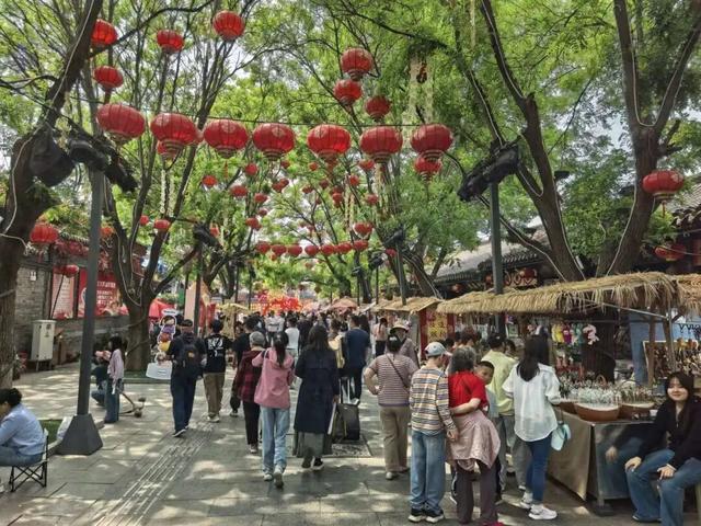 人气拉满！民俗文化引爆全场 古镇夜游成顶流