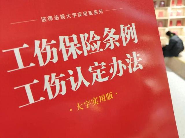市监局办公室副主任周日值班当天猝死，人社局不予认定工伤，家属起诉人社局、县政府，法院判了：驳回