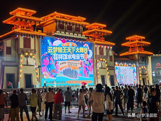 湖北：云梦举办首届花样泼水电音节