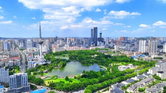云龙公园春色好，绿肺含韵润彭城