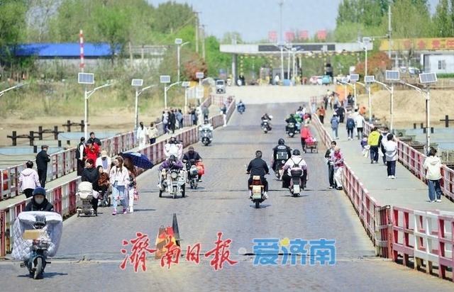 假日拥抱“母亲河”，济南泺口浮桥变身“观景台”