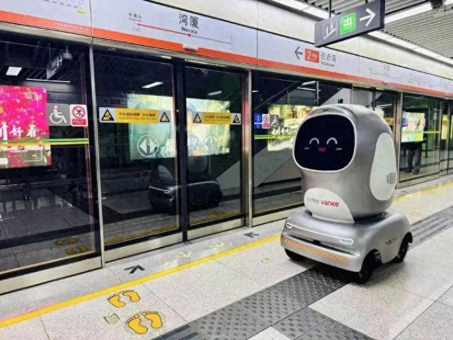 城市新场景：机器人坐地铁送货，公交兼职送快递！（省钱又环保）