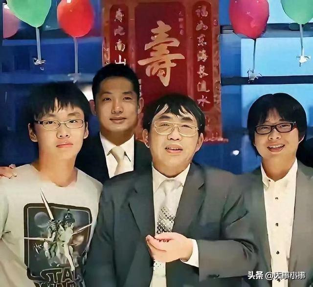 八宝山的雪漫天飞舞，寒冷刺骨，一场特殊的告别仪式在这里举行