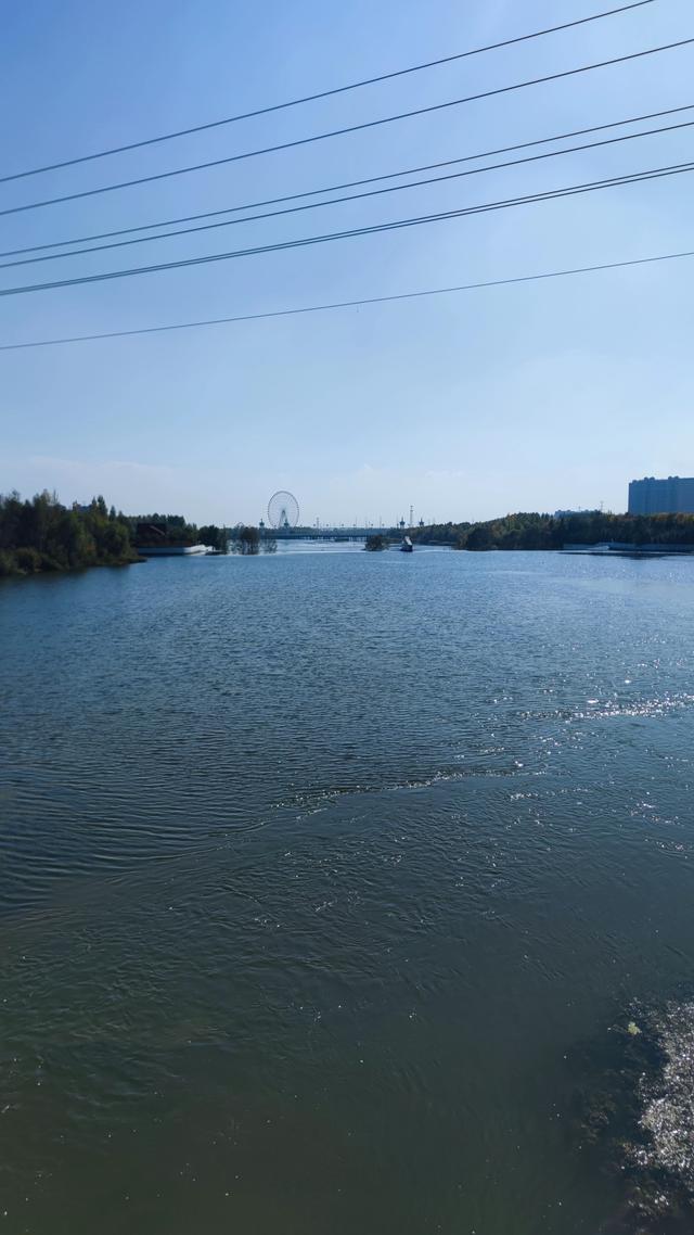 乌兰察布霸王河大桥两岸，河水缓缓流淌，两岸绿树成荫，空气清新
