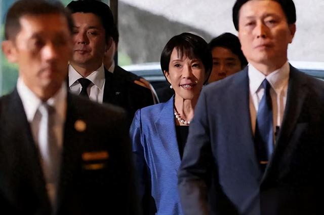 等不来北京贺电，高市早苗公开对华态度，把中国称为“重要邻国”，外交部直接把话说透！