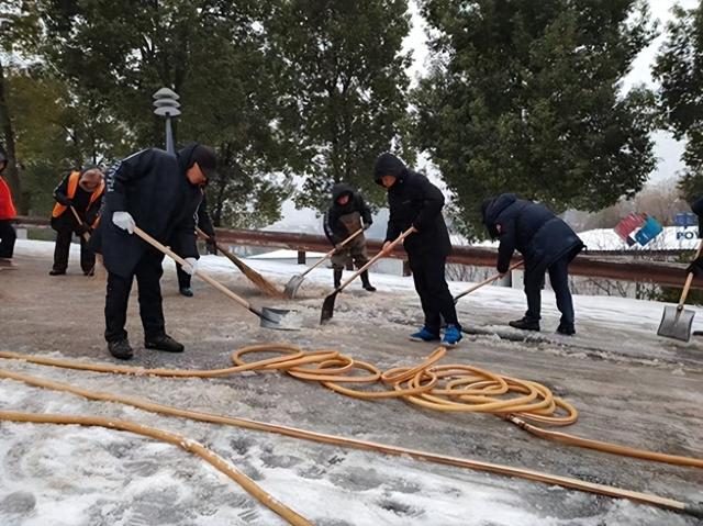 雪落成画，守护为景——他们是王家河公园雪景中动人身影