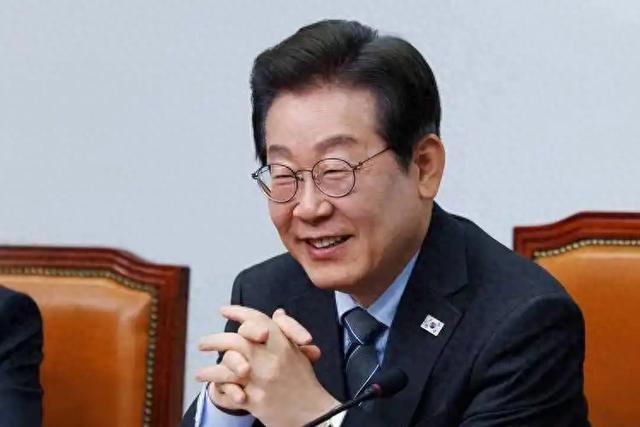 李在明拒绝出席中国阅兵,王毅外长挂断电话,送给了韩国一句话
