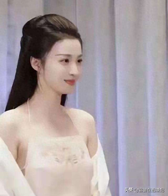 古人传承的肚兜为何渐失热度？王楚然肚兜剧照一出，根本顶不住