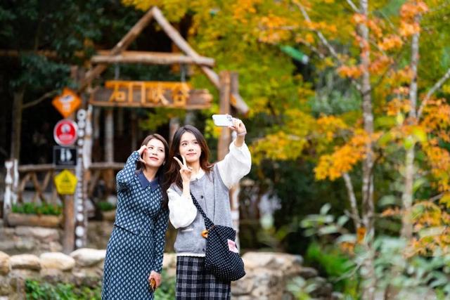 上新！看完篁岭晒秋再去石门峡“躺”个秋！