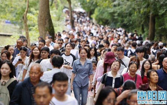 黔灵山公园又“人从众”