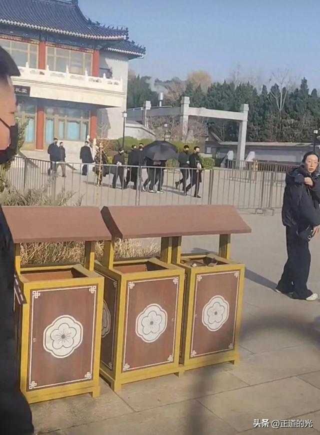 唐嫣现身罗晋父亲葬礼 一身黑衣搀扶着罗晋妈妈 夫妻合体破离婚传闻