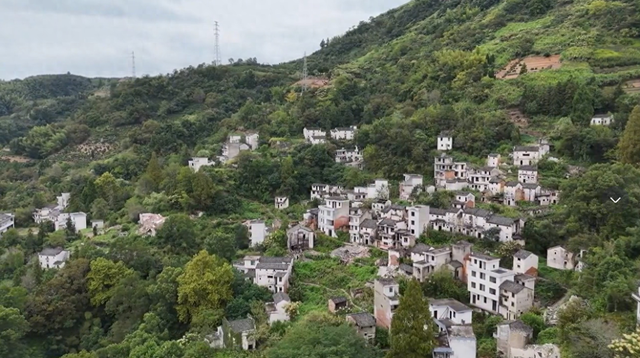 安徽令人生畏的百年古村，上千村民一夜撤离，无人居住却摆满棺材