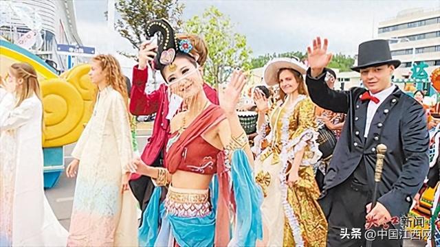 13辆巡游花车嗨翻景德镇 瓷博会开幕式后全城狂欢