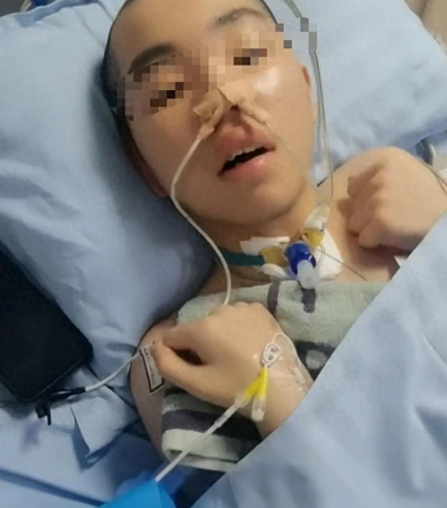 14岁男生嬉闹时被女同学击中左胸倒地，送医时呼吸心跳骤停，一年多后仍瘫痪，家属：女孩父母为残疾人，后续费用无着落
