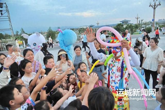 “小丑”现身盐湖 随机派送“快乐”