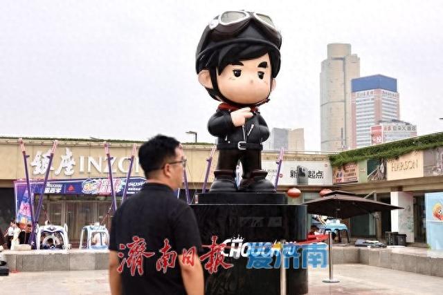 一年四季 泉在济南丨“周同学”IP雕塑空降济南银座商城，开启泉城广场潮流文化新体验