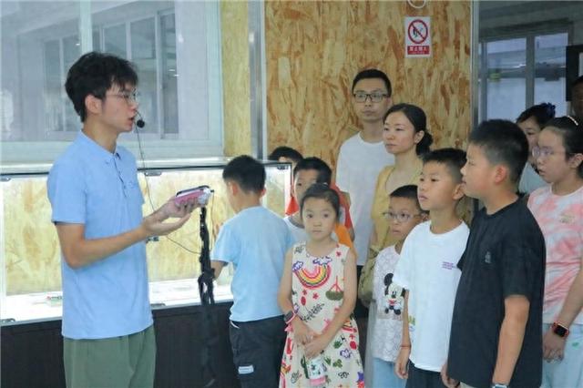 在科技沃土上播撒梦想：武汉青少年的探“芯”之旅