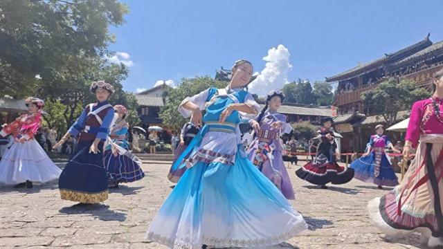 【20度的丽江】喝着咖啡逛古城！在丽江古城感受“有一种叫云南的生活”