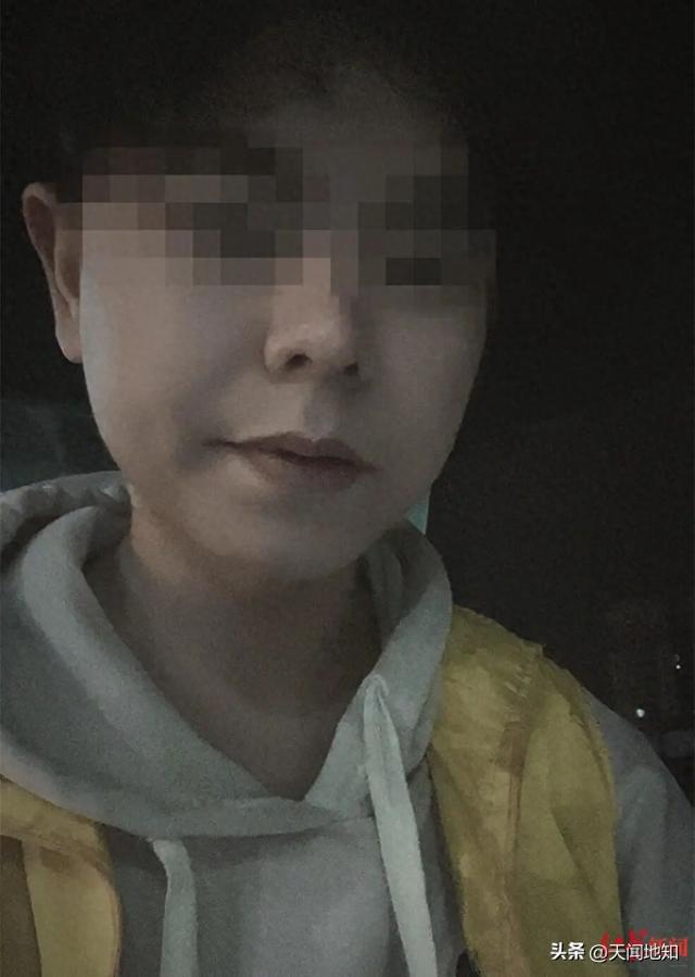 24岁外卖骑手在家中猝死，亲属称其事发前感冒仍在跑单，提出请假“被要求提供医院证明”
