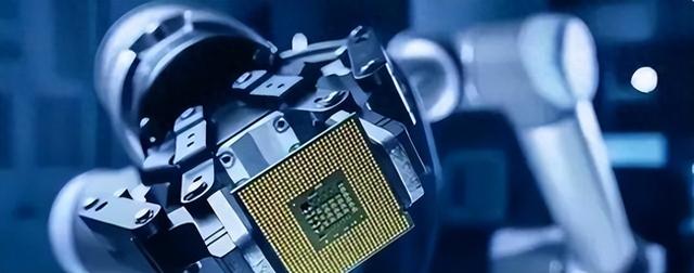 美荷两国同时发声	，对中国独立研发的光刻机技术给予了强烈批评