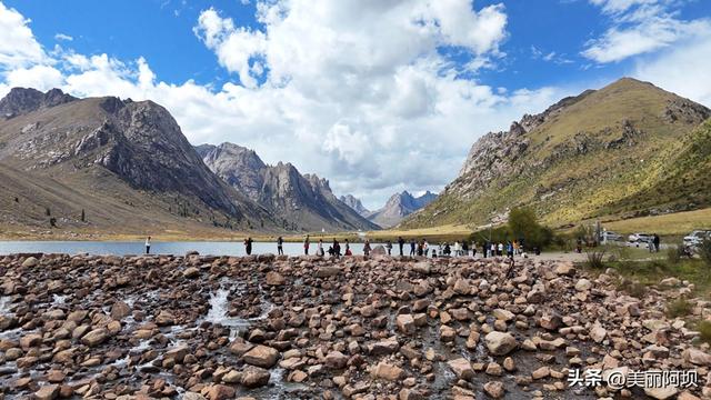 国庆中秋假期第三天，莲宝叶则景区迎来客流小高峰