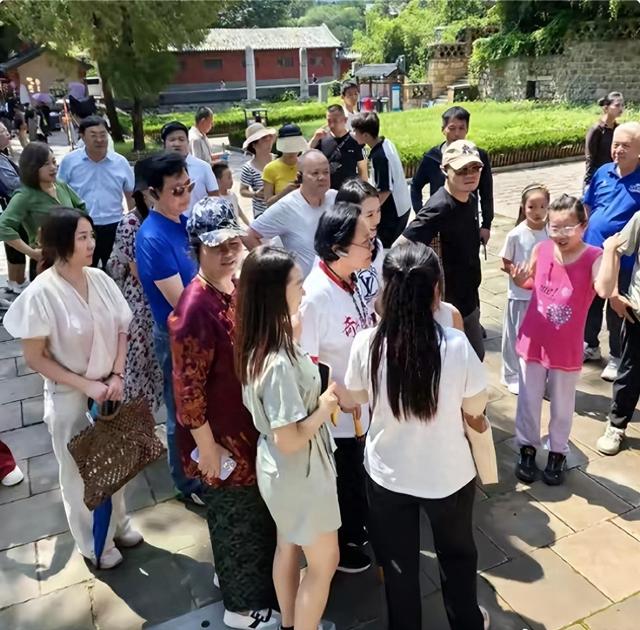 75岁斯琴高娃到灵岩寺上香祈福，拄着拐杖走路，看起来苍老了好多