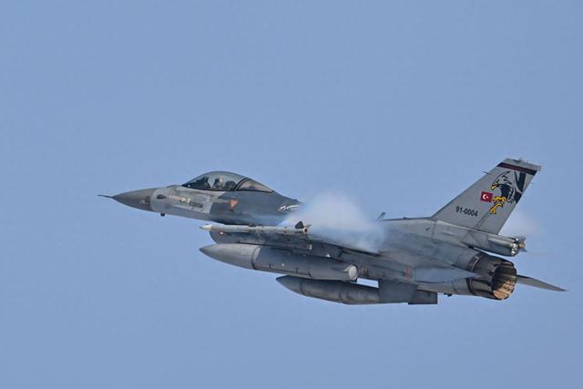 土耳其F-16升空击落不明无人机，警告俄乌双方：管好自家无人机