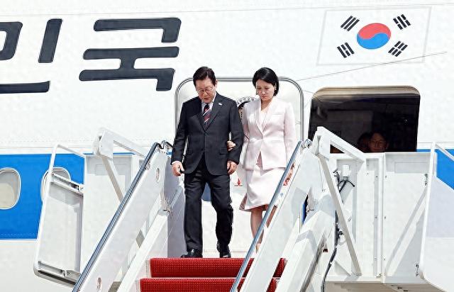 李在明天塌了，不来中国参加九三阅兵，刚抵达美国，却遭当头一棒