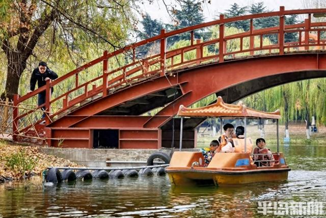 冬日暖阳映照，游人惬意泛舟