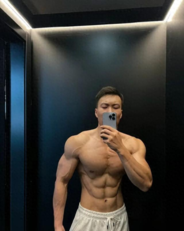 健身教练对镜自拍漏出好粗一胳膊好健壮一个人这身材一点也不普通