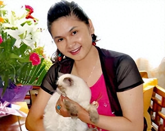 她是天生丽质的美女演员，嫁给军委副主席之子，离婚后成知名画家